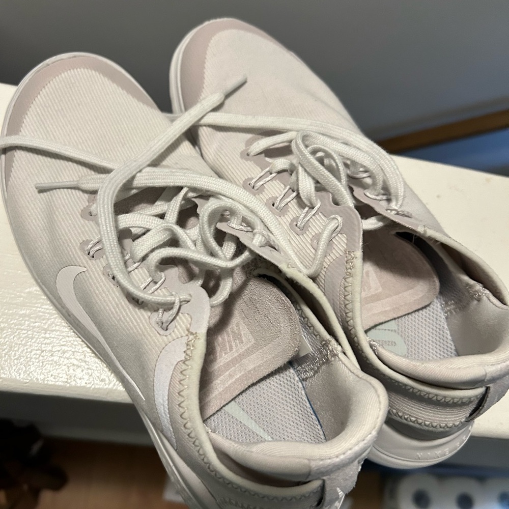 Ladies nike running shoes